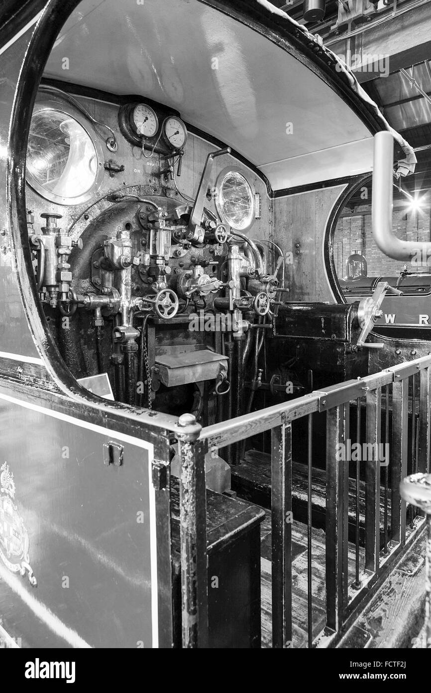 Locomotiva del pavimento, l'ingegneria e le attrezzature meccaniche sulla visualizzazione permanente il museo nazionale delle ferrovie di York, Inghilterra. Foto Stock