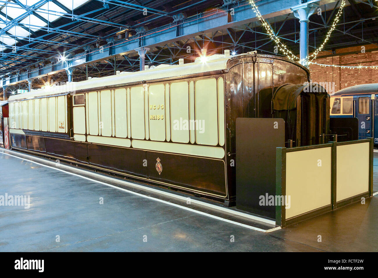 Locomotive, loro ingegneria e carrelli su vista permanente presso il Museo Nazionale delle Ferrovie di York, Inghilterra. Foto Stock