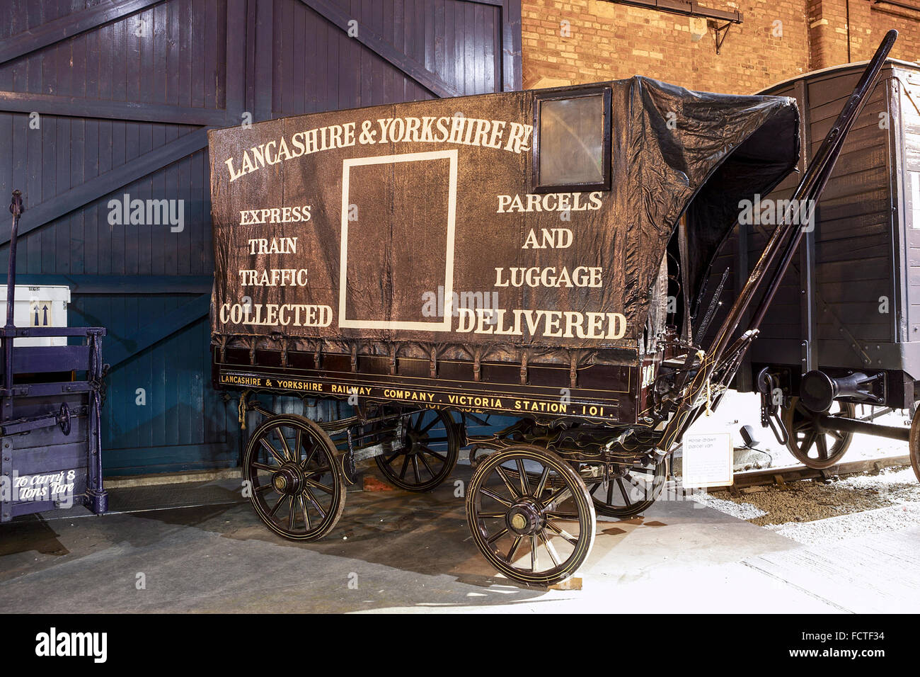 Cavallo e bagagli transporter visualizzati qui sulla visualizzazione permanente presso il Museo Nazionale delle Ferrovie di York, Inghilterra. Foto Stock