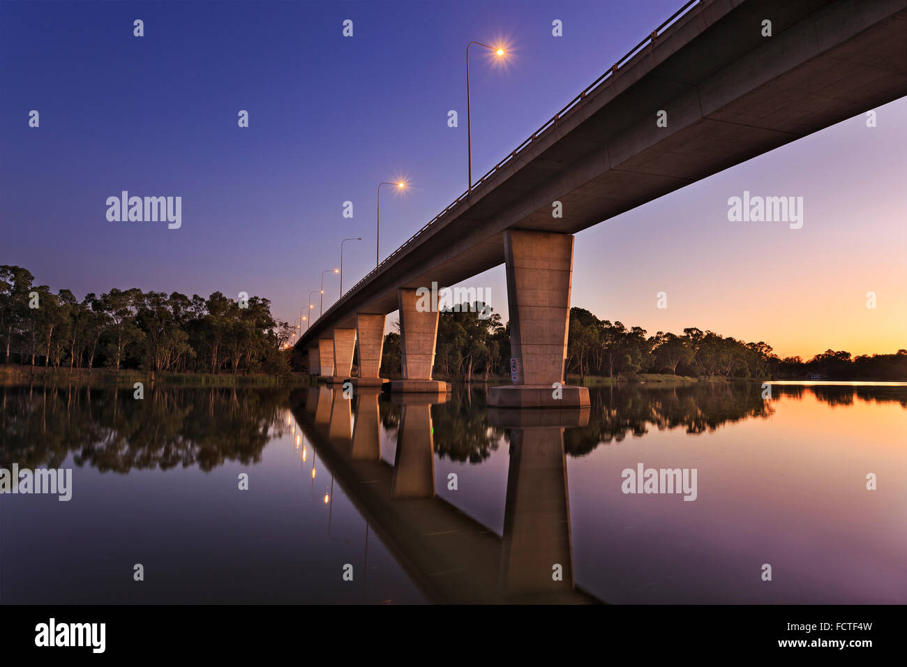 Moderno ed alto ponte sul fiume Murray vicino a Mildura come una zona di confine tra NSW e VIC in Australia di sunrise Foto Stock