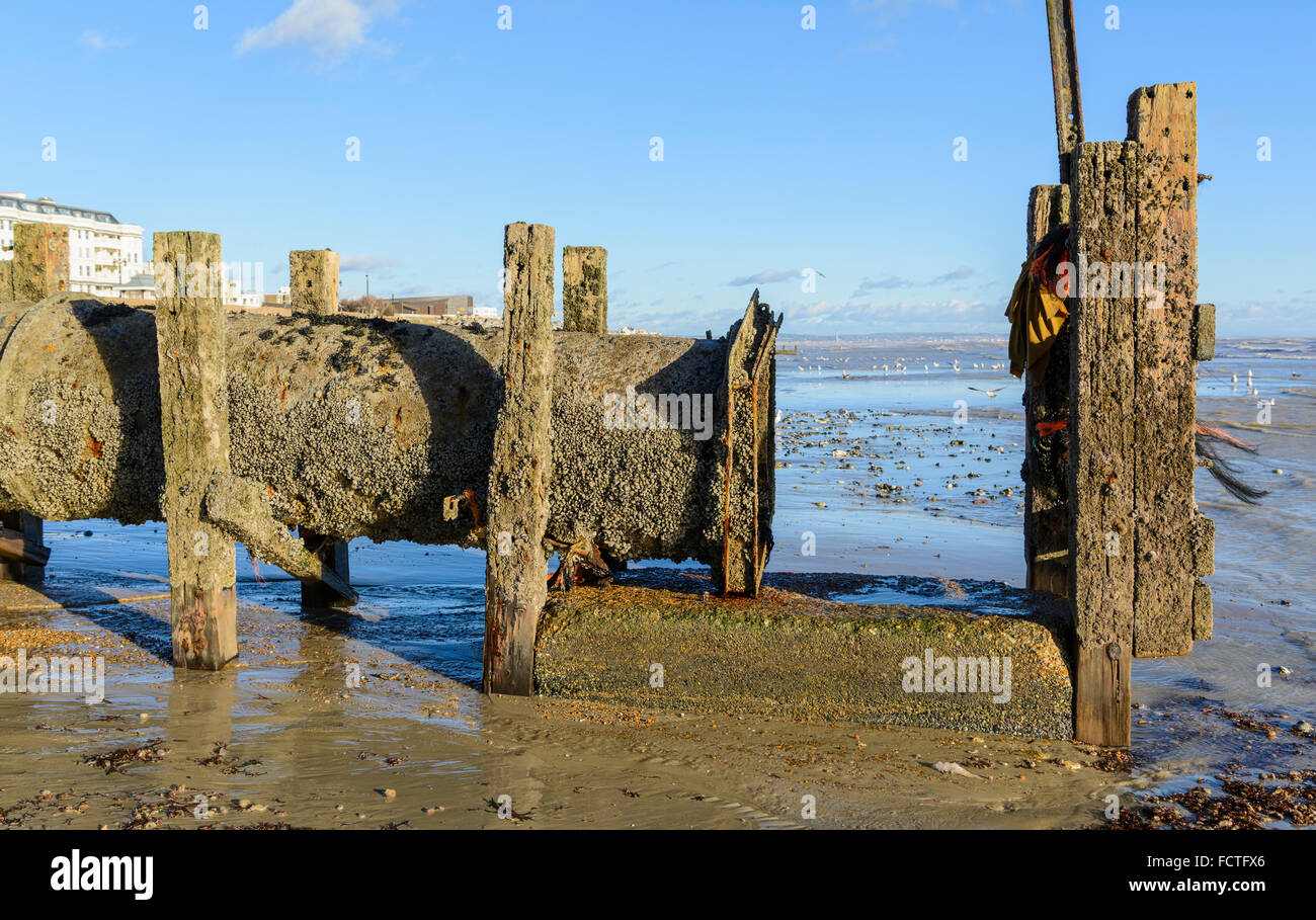 Il tubo di efflusso sulla spiaggia a Worthing West Sussex, in Inghilterra, Regno Unito. Foto Stock