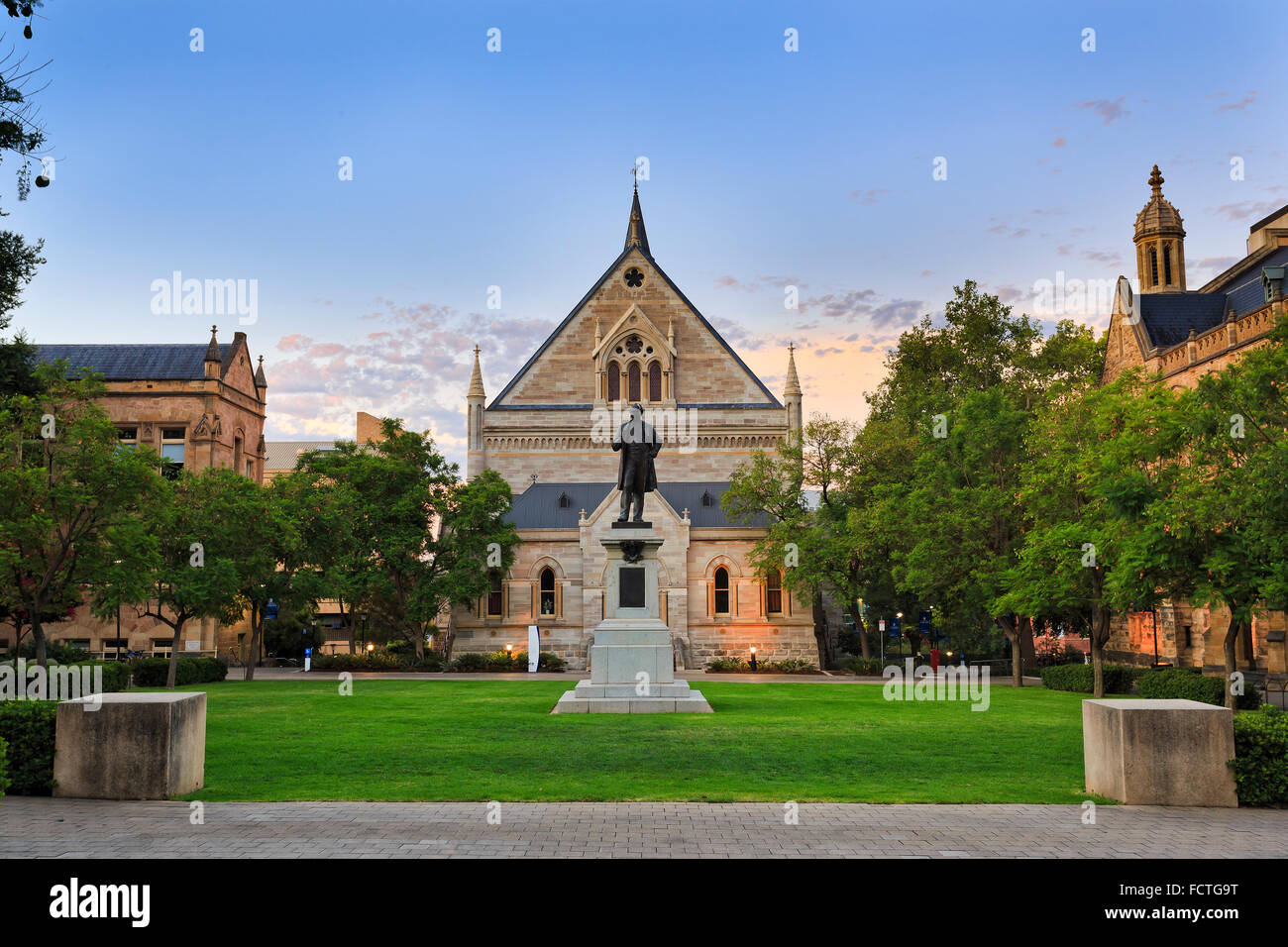 Facciata del classico edificio gotico e monumento statua della Università di Adelaide nel South Australia Foto Stock