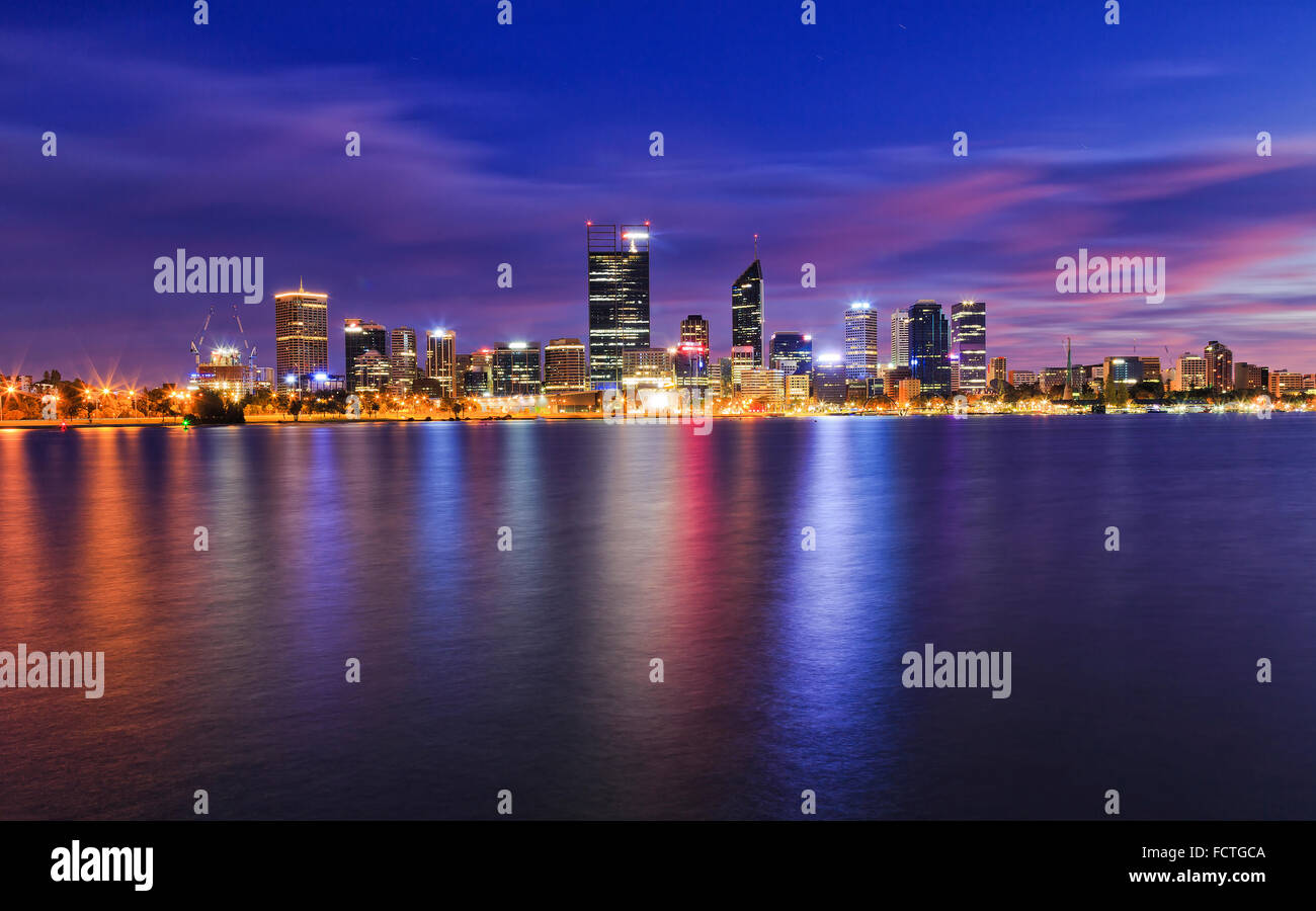 Western Australia città capitale CBD di Perth all'alba riflettendo ancora in acque del fiume Swan Foto Stock
