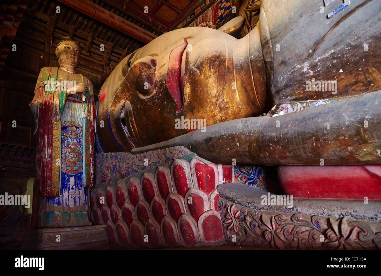 Cina, provincia di Gansu, Zhangye, il Grande Tempio del Buddha, lunghe 35 m sleeping Buddha Foto Stock