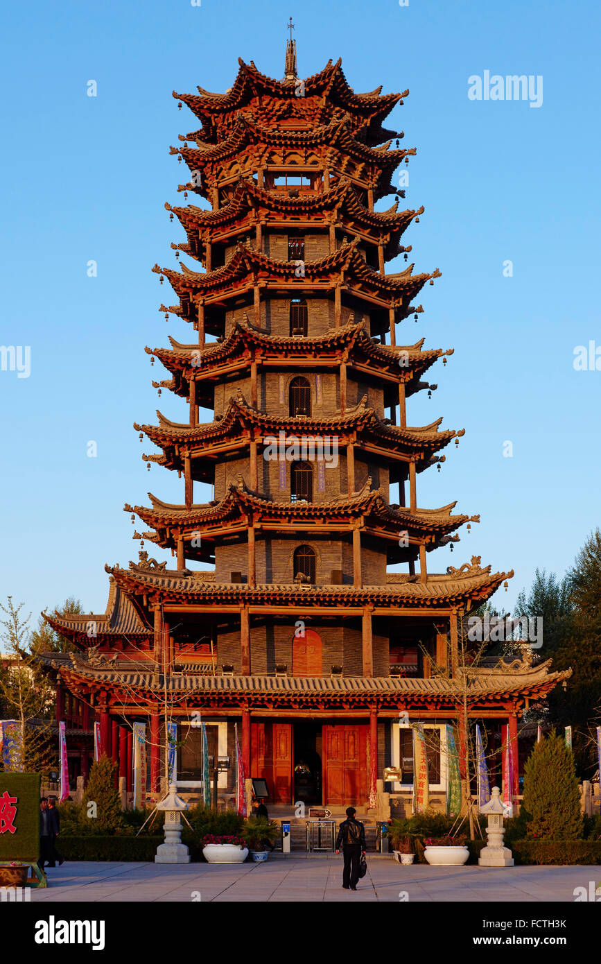 Cina, provincia di Gansu, Zhangye, in legno pagoda sulla piazza principale, mattina excecices Foto Stock