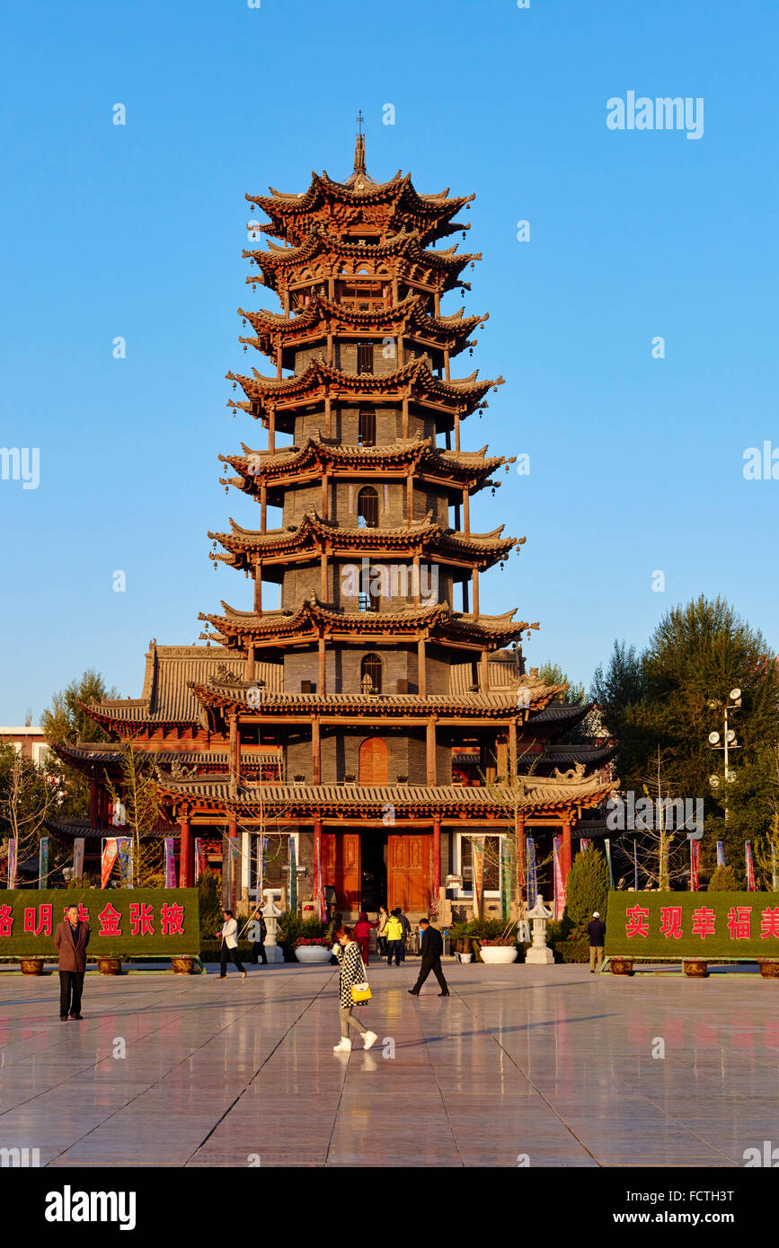 Cina, provincia di Gansu, Zhangye, in legno pagoda sulla piazza principale, mattina excecices Foto Stock