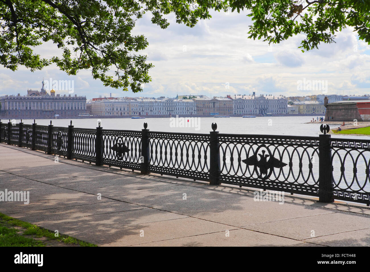 Paesaggio urbano, vista di San Pietroburgo in una soleggiata giornata estiva Foto Stock