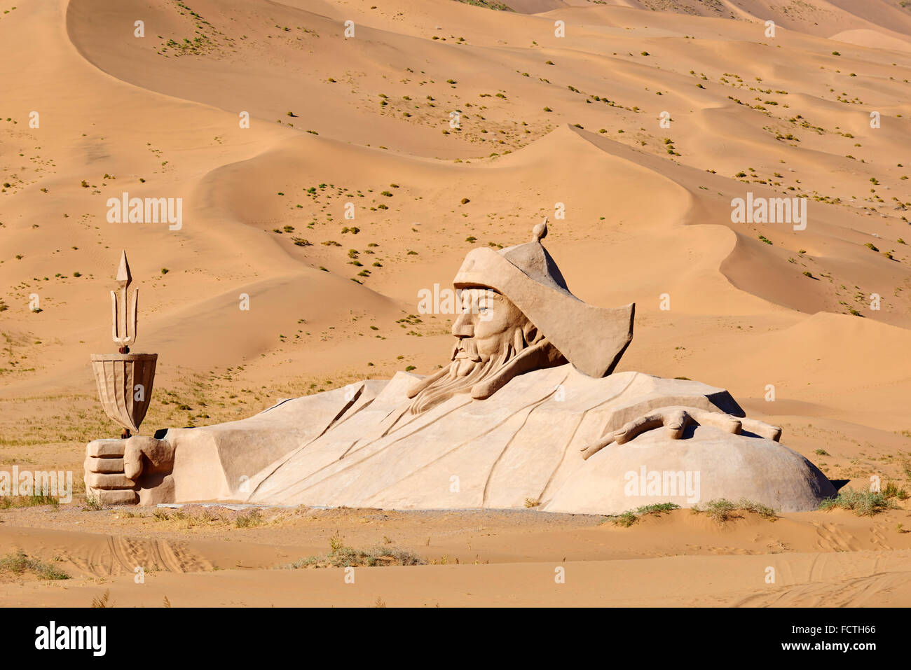 Cina, Mongolia Interna, Badain Jaran deserto deserto dei Gobi, Gengis Khan statua, imperatore mongolo Foto Stock