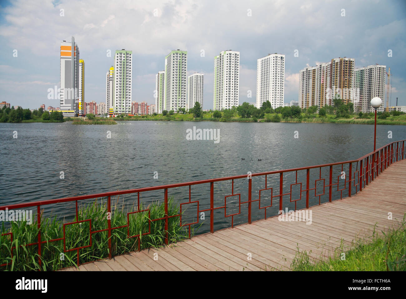 Paesaggio urbano, a più piani nuovi edifici sul lago Foto Stock