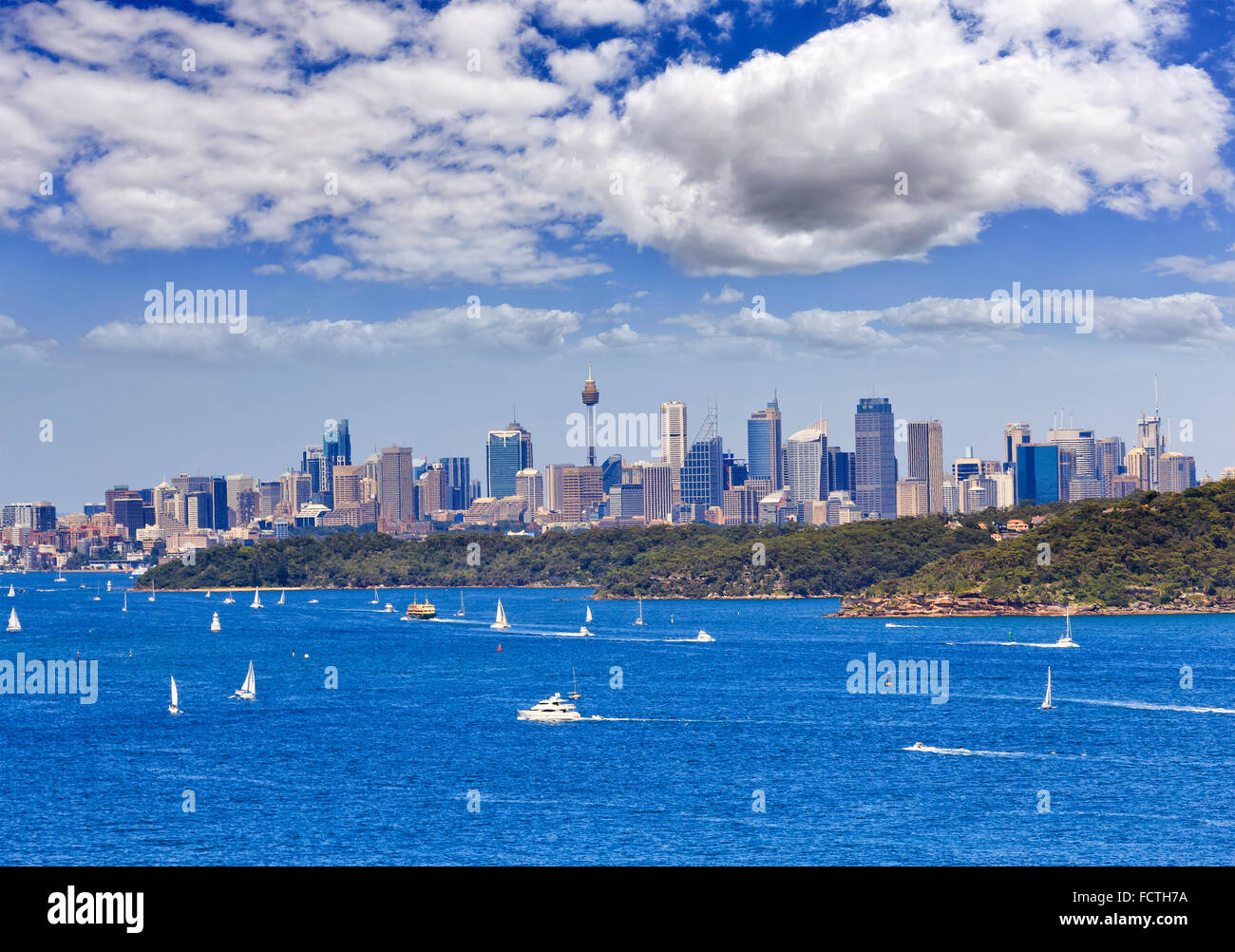Australia Sydney CBD della città lontana vista sul porto dalla testa del nord su una soleggiata giornata estiva Foto Stock