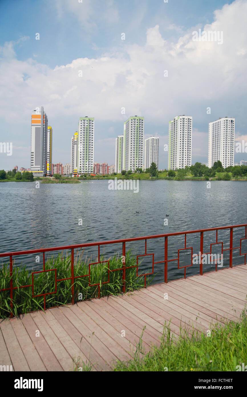 Paesaggio urbano, a più piani nuovi edifici sul lago Foto Stock