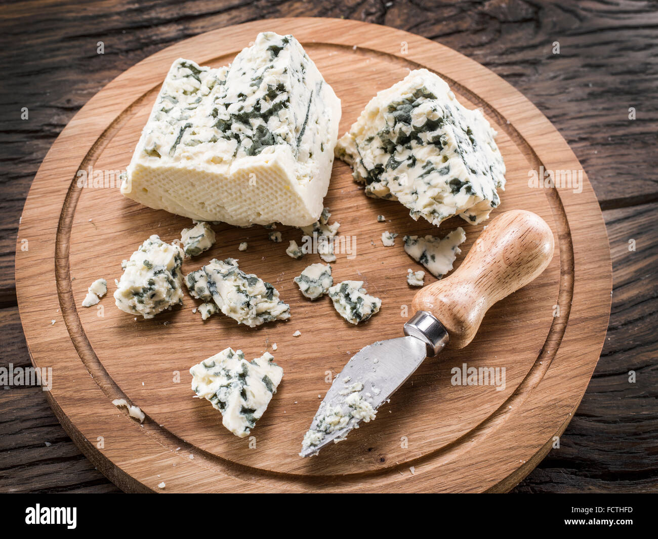 Danese formaggio blu su una tavola di legno. Foto Stock