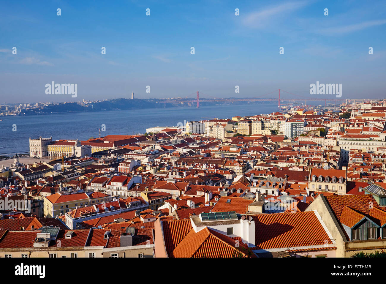 Il Portogallo, Lisbona, vista città, Tago e 25 aprile bridge Foto Stock