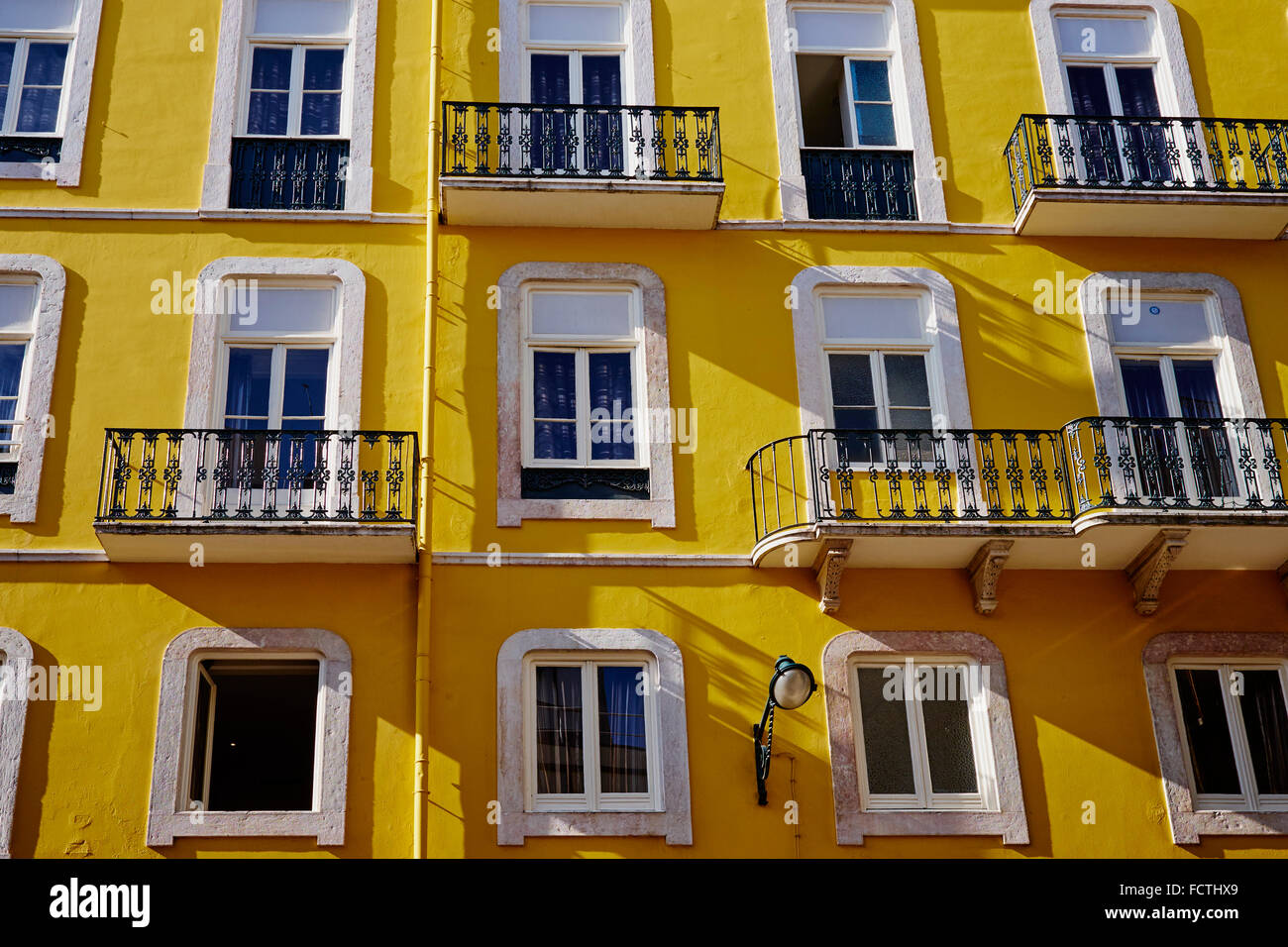 Il Portogallo, Lisbona, Baixa pombalin, facciata di un edificio appartement Foto Stock