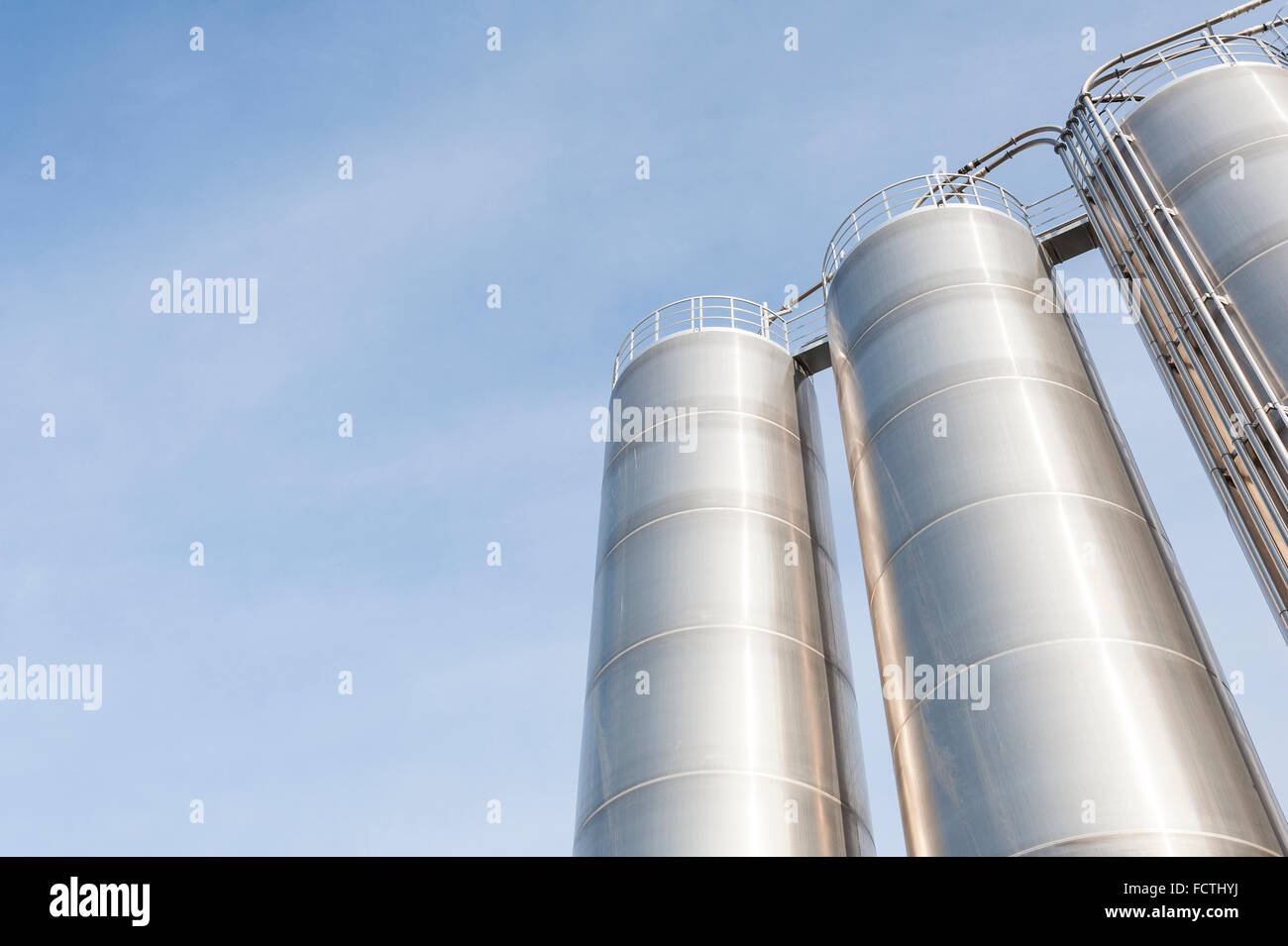 Silos industriali per la produzione chimica, da acciaio inossidabile Foto Stock