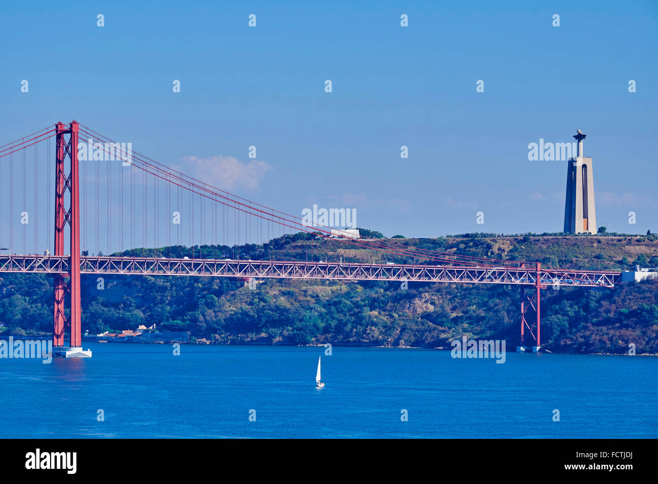 Il Portogallo, Lisbona, 25 aprile ponte sul fiume Tago, Cristo Rei Foto Stock