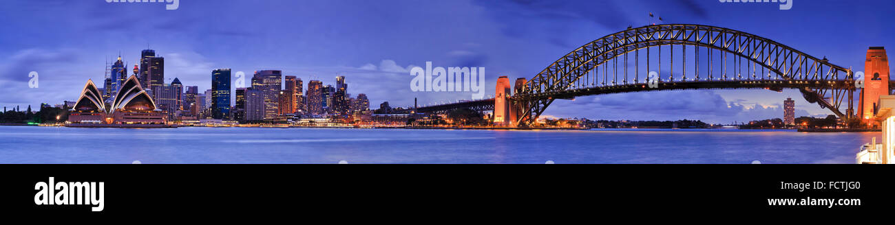 Vista panoramica del paesaggio urbano di Sydney al Tramonto su porto dalla Kirribilli. I punti di riferimento del CBD e Harbour Bridge sono sotto illumina Foto Stock