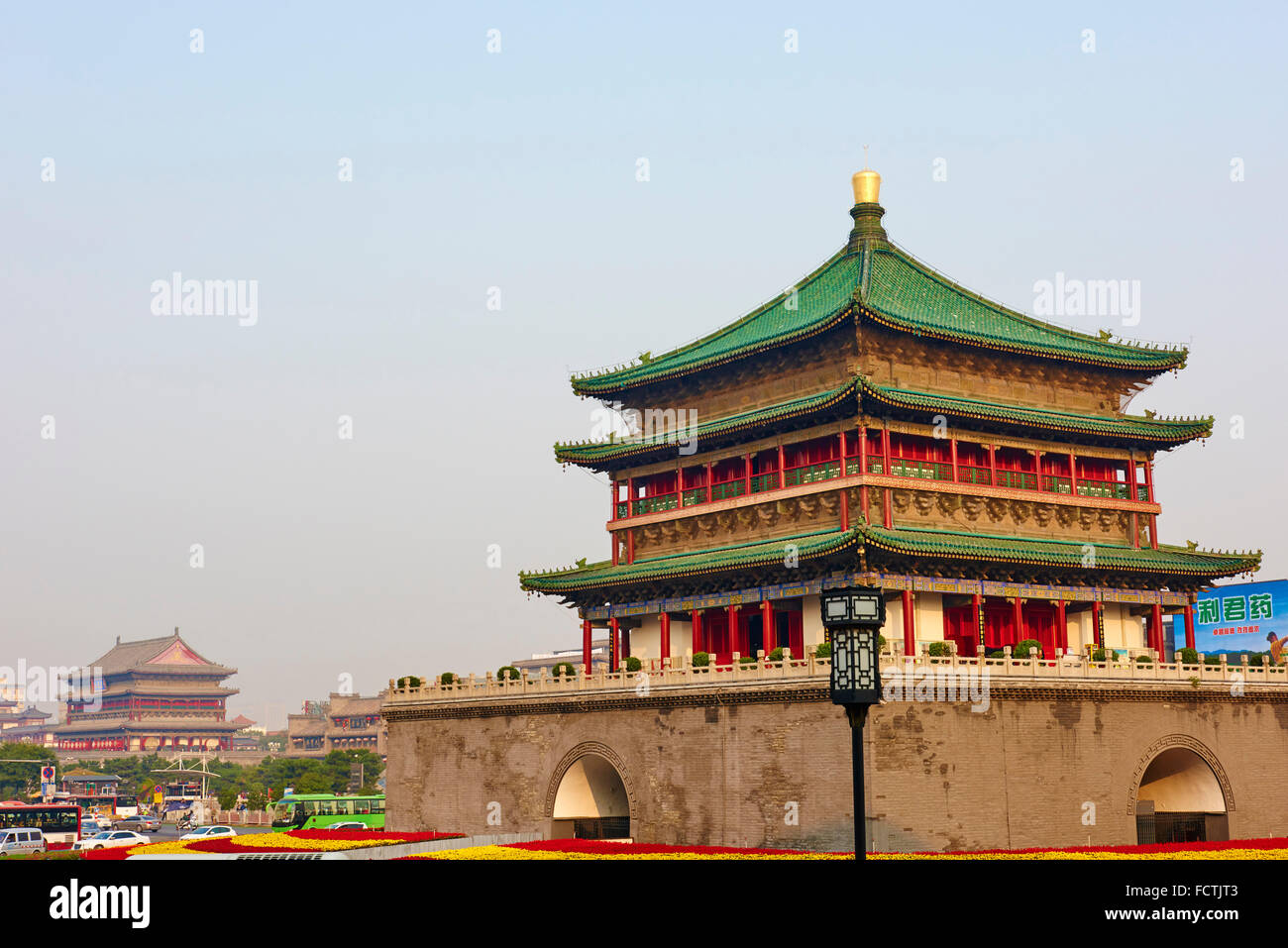 Cina, provincia di Shaanxi, Xian, Torre Campanaria del XIV secolo ricostruita da Qing nel 1739 Foto Stock