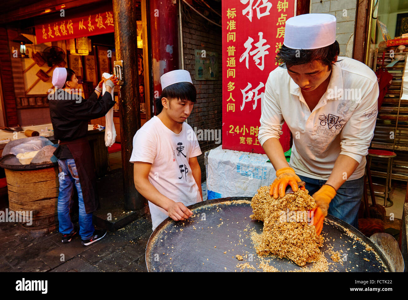 Cina, provincia di Shaanxi, Xian, Hui quartiere, mercato alimentare, il torrone shop Foto Stock