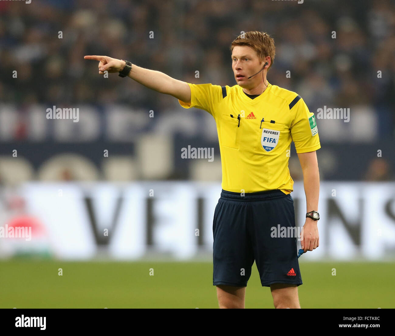 Gelsenkirchen (Germania). Il 24 gennaio, 2016. Il calcio Bundesliga, FC Schalke 04 vs Werder Brema, Gelsenkirchen, Germania, 24.01.2016: arbitro Dingert cristiana. Credito: Juergen schwarz/Alamy Live News Foto Stock