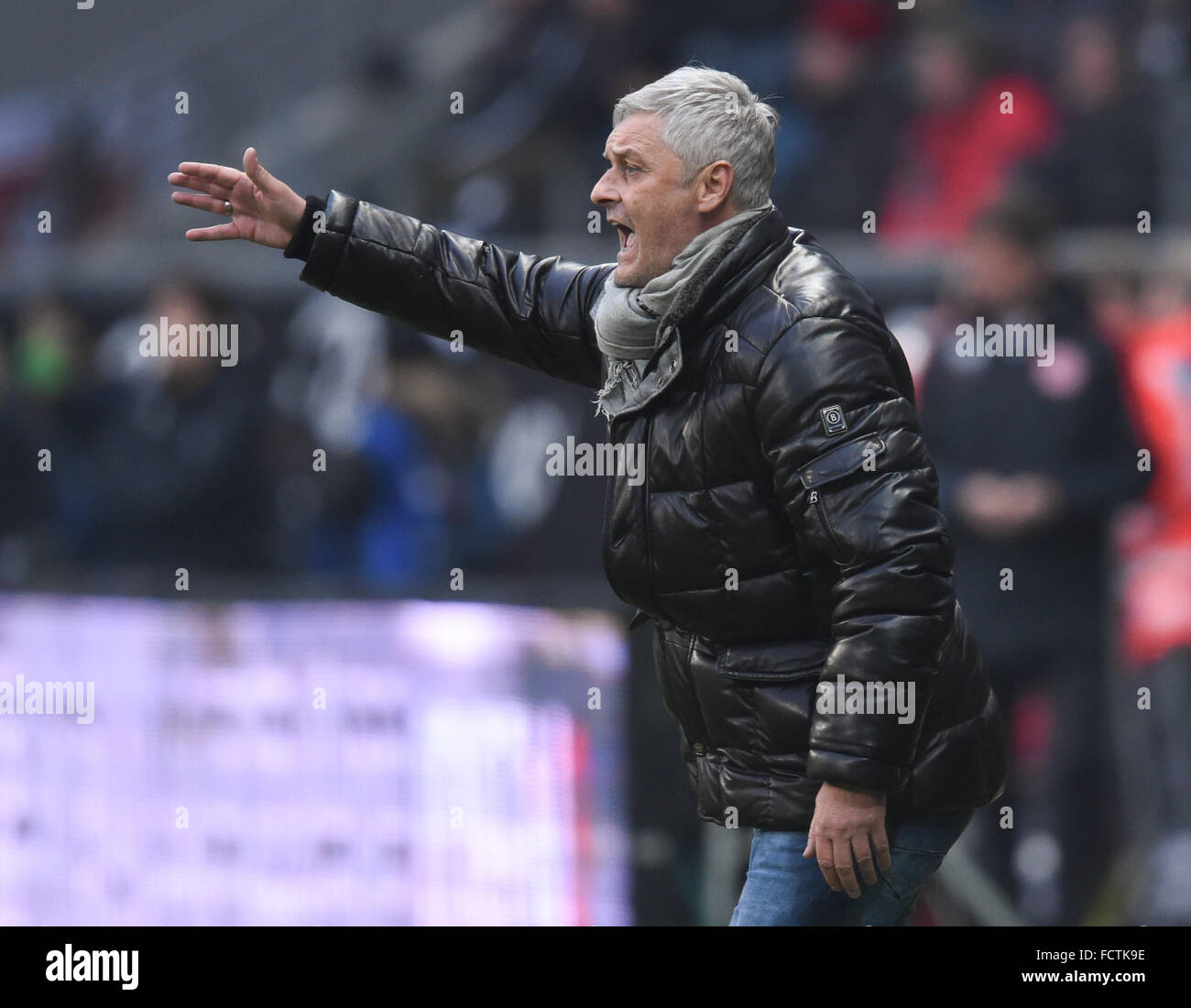 Francoforte è capo allenatore Armin Veh dà istruzioni durante la Bundesliga tedesca partita di calcio tra Eintracht Francoforte e VfL Wolfsburg in Frankfurt am Main, Germania, 24 gennaio 2016. Foto: ARNE DEDERT/dpa Foto Stock