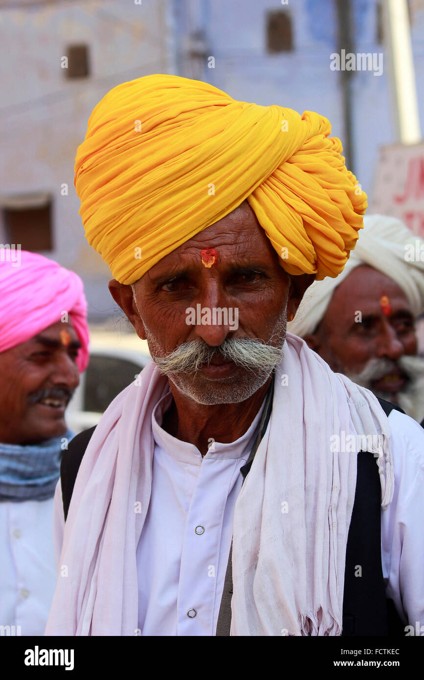 Rajasthani uomo con turbante giallo vicino. Pushkar, Rajasthan, India Foto Stock