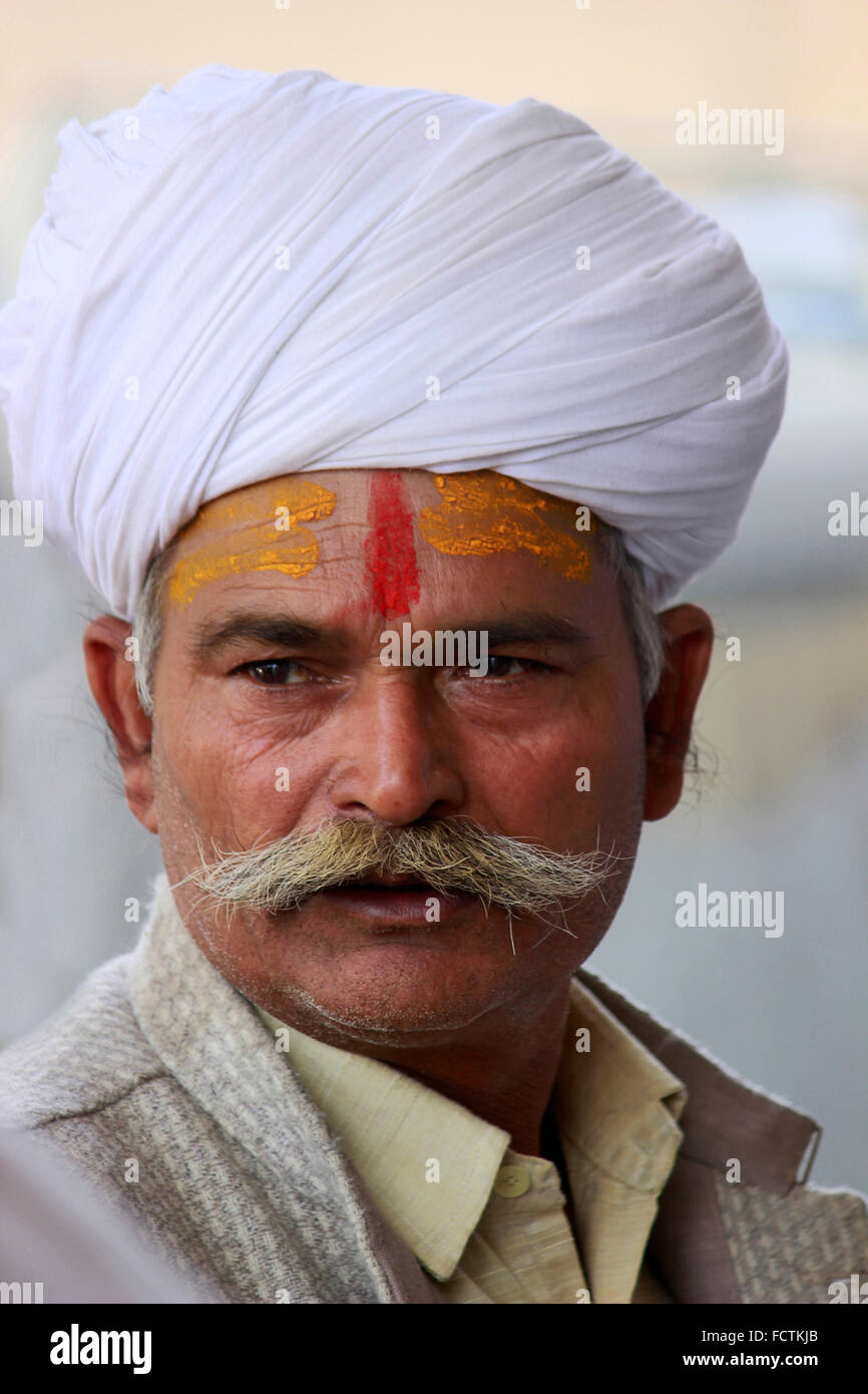 Rajasthani uomo con turbante bianco vicino. Pushkar, Rajasthan, India Foto Stock