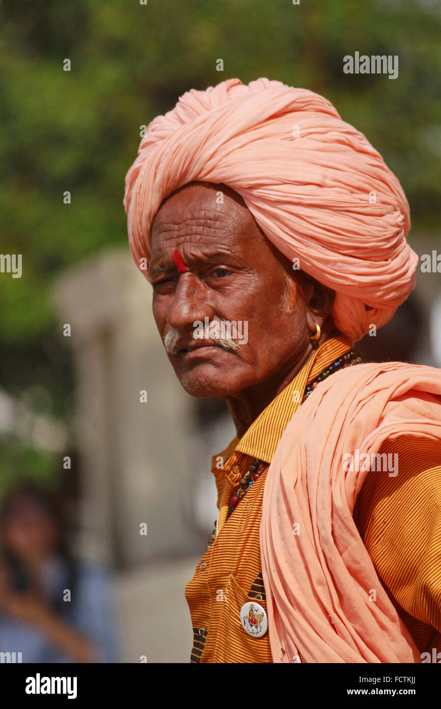 Uomo di Rajasthani con turban arancione vicino. Pushkar, Rajasthan, India Foto Stock
