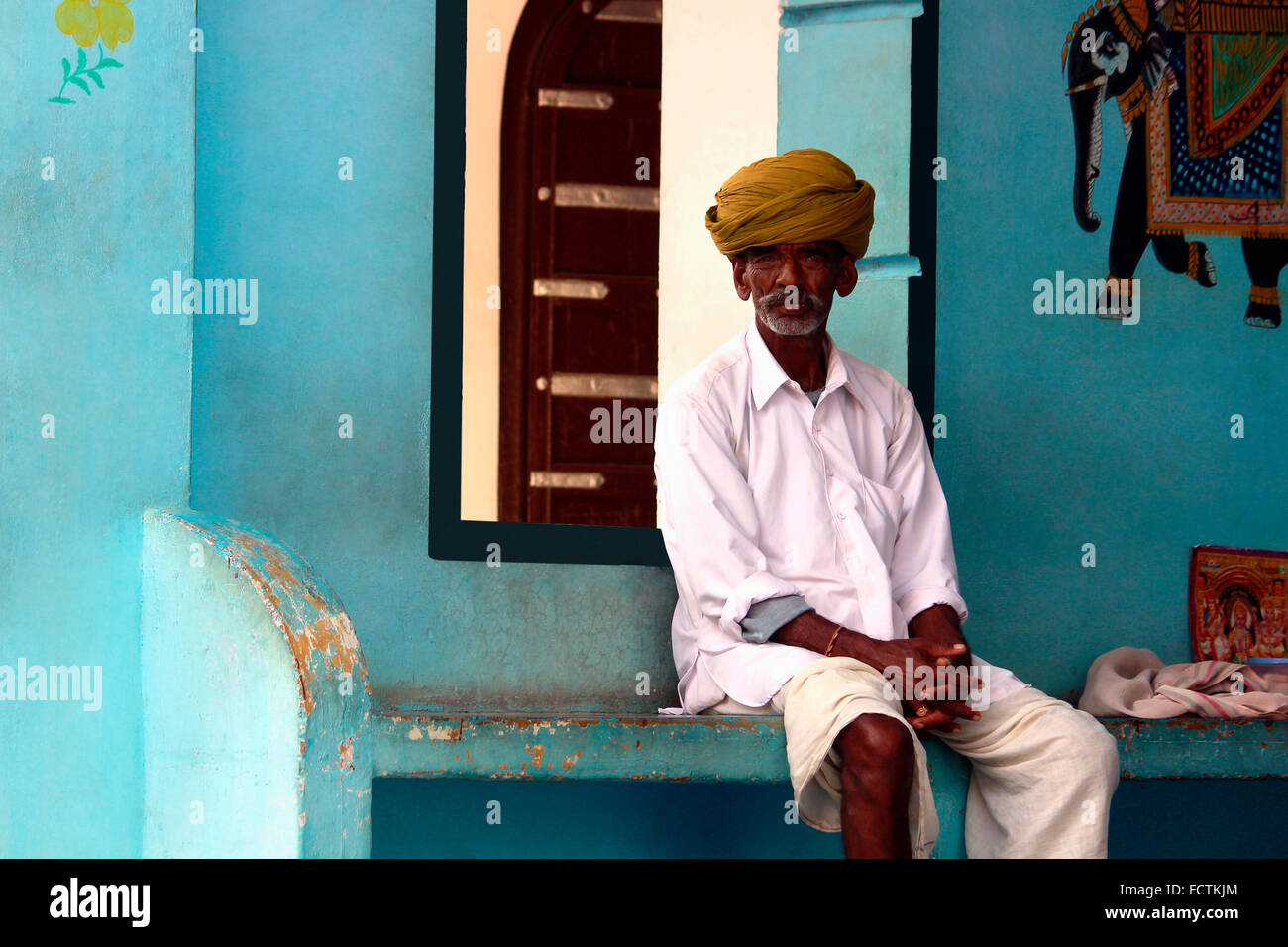 Rajasthani rajput uomo con turbante marrone vicino. Pushkar, Rajasthan, India Foto Stock