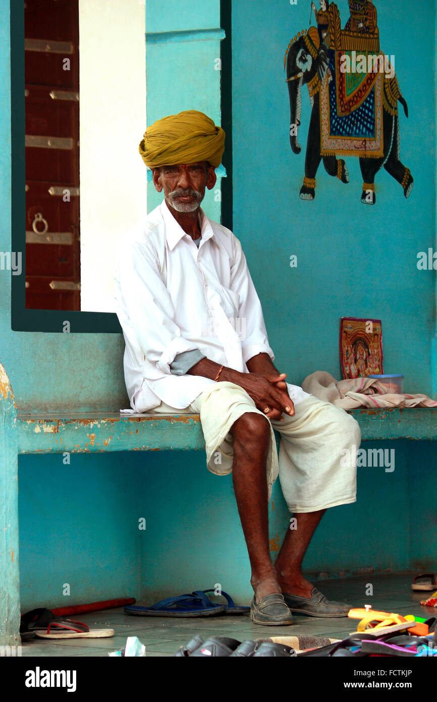 Rajasthani rajput uomo con turbante marrone vicino. Pushkar, Rajasthan, India Foto Stock