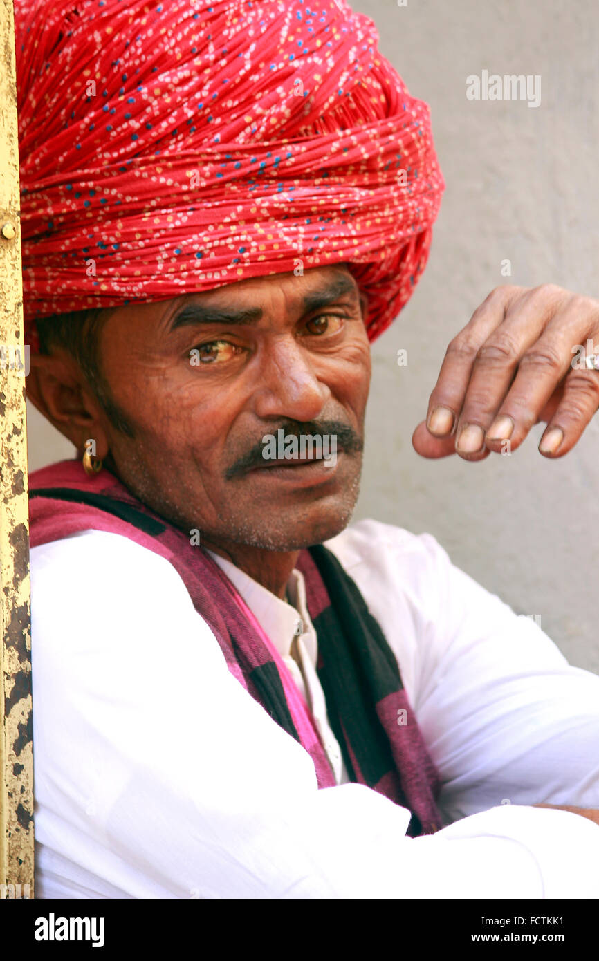 Uomo di Rajasthani con colorate turbante rosso vicino. Pushkar, Rajasthan, India Foto Stock