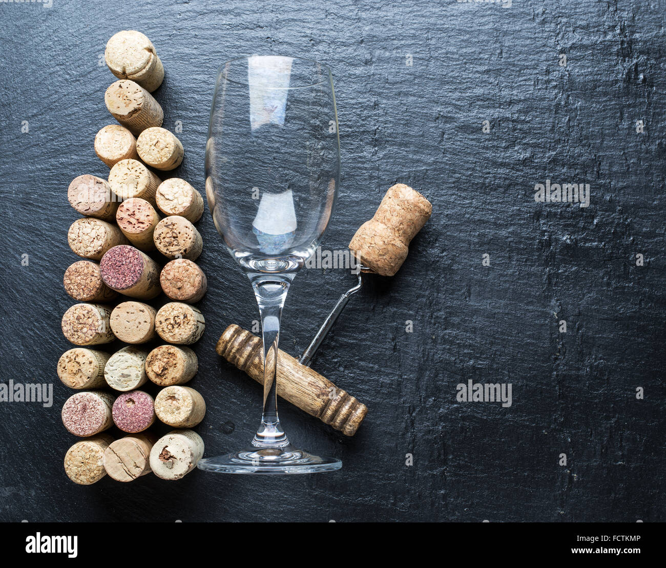 Tappi vino a forma di bottiglia di vino sullo sfondo di grafite. Foto Stock