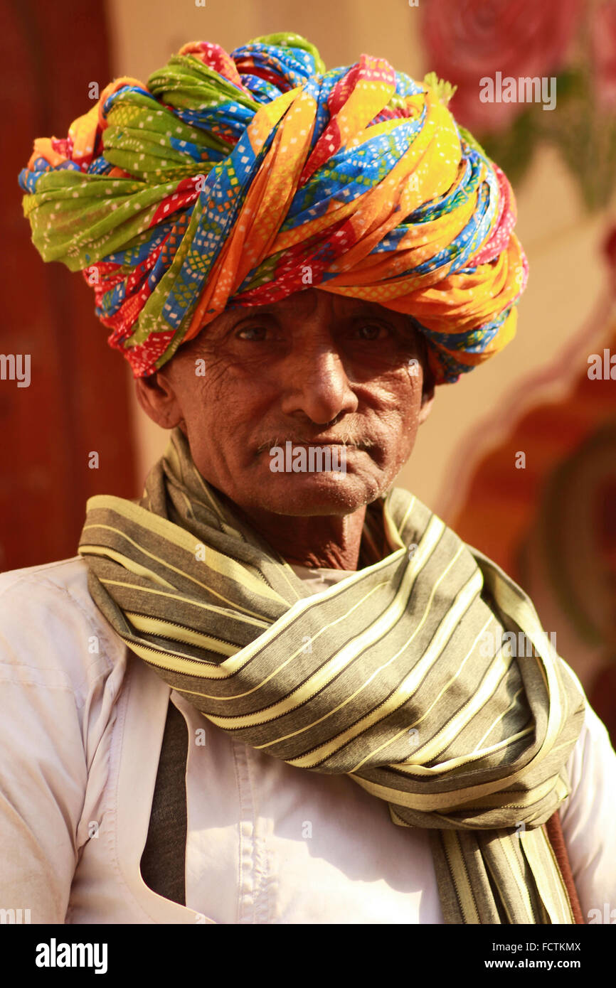 Rajasthani uomo con turbante colorato vicino. Pushkar, Rajasthan, India Foto Stock