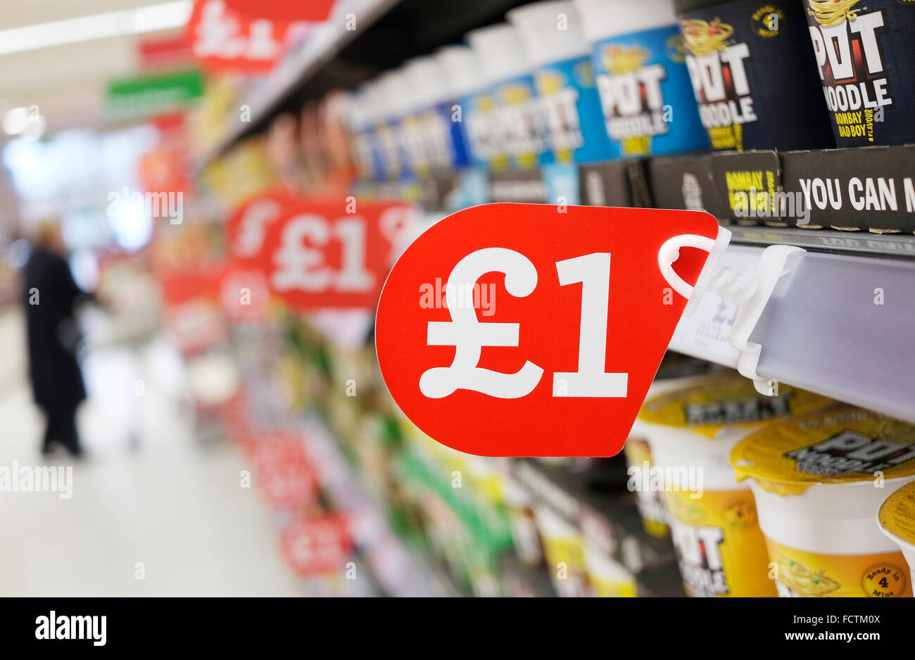 Red £1 offerta segno su scaffale di supermercato Foto Stock