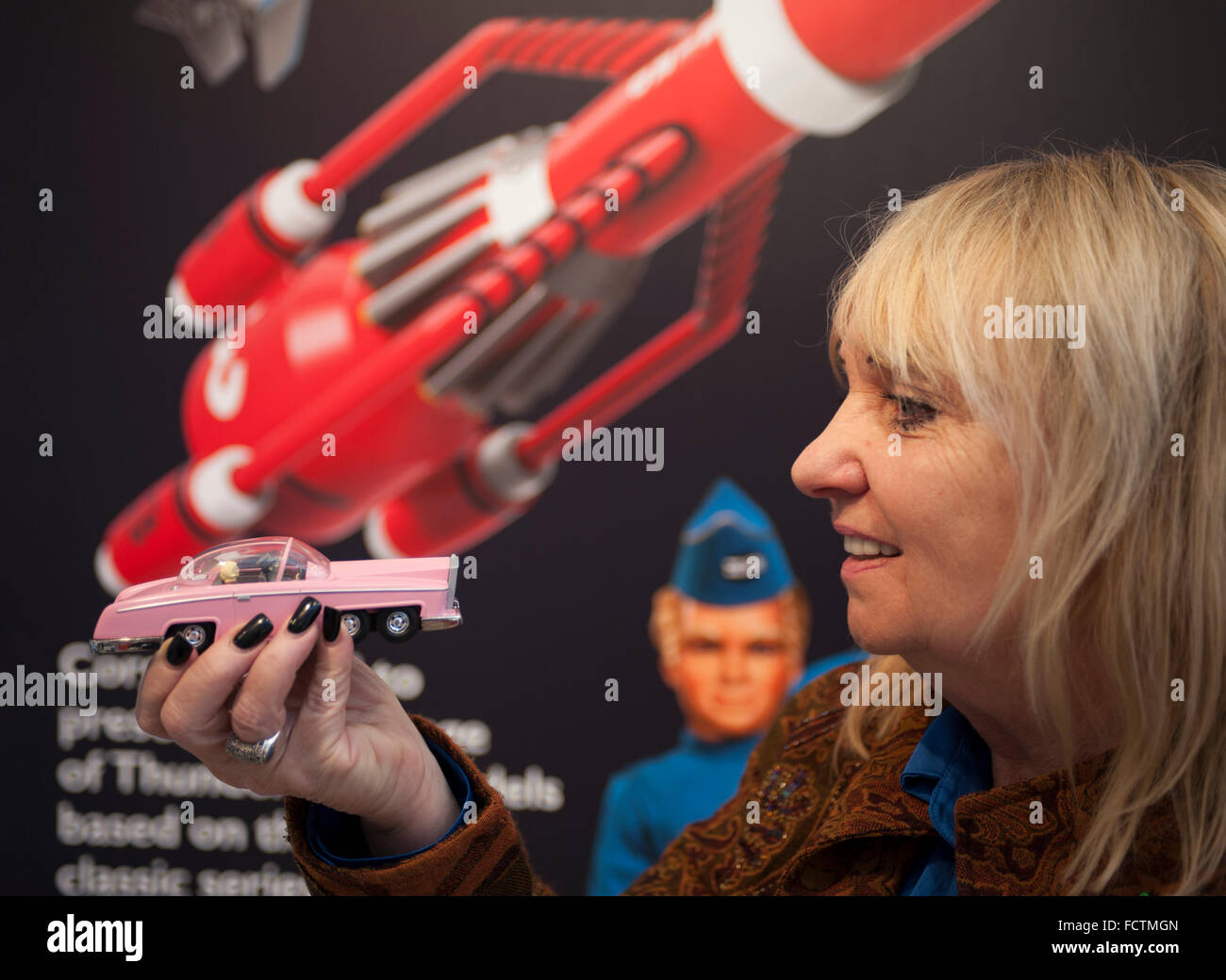 Olympia, Londra, Regno Unito. Il 25 gennaio 2016. Dee Anderson sul Hornby Hobbies stand a nome di sua madre e co-autore del classico Thunderbirds, Sylvia Anderson. Dee è azienda Thunderbirds FAB 1 replica Corgi Modello pressofuso di celebrare l'iconica creazione TV. La 63a edizione annuale di British Toy Fair avviene a Kensington Olympia di Londra con oltre 270 aziende per la presentazione di migliaia di lanci di un nuovo prodotto di giocattoli, giochi e passatempi per il commercio. Credito: Malcolm Park editoriale/Alamy Live News Foto Stock