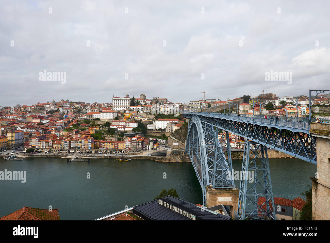 Vista del Luis I Bridge a Porto, Portogallo, Europa Foto Stock