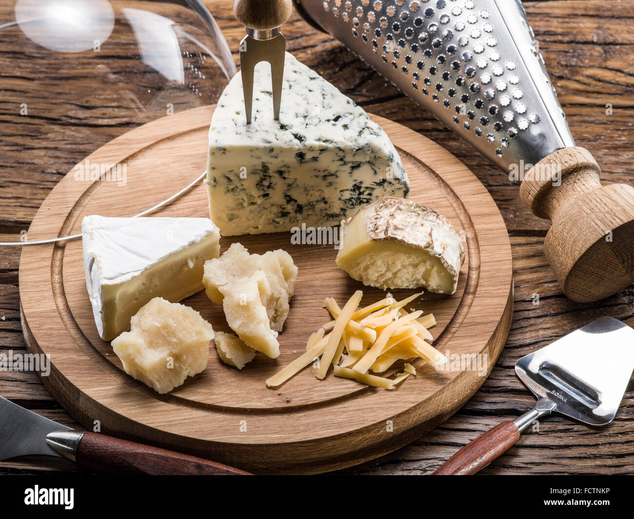 Varietà di formaggi su una tavola di legno. Foto Stock