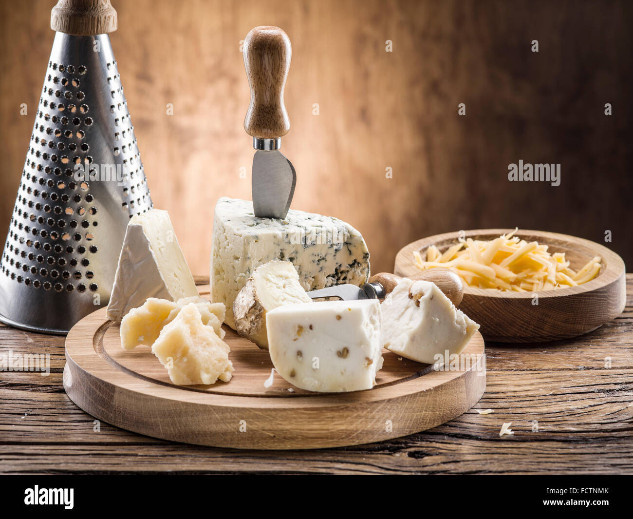 Varietà di formaggi su una tavola di legno. Foto Stock