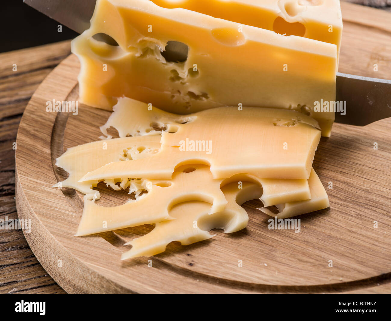 Varietà di formaggi su una tavola di legno. Foto Stock