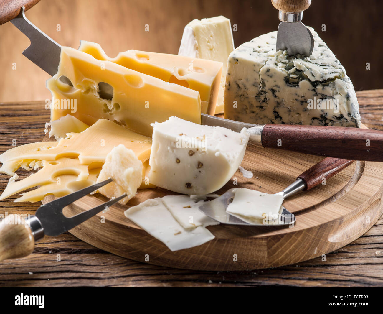 Varietà di formaggi su una tavola di legno. Foto Stock