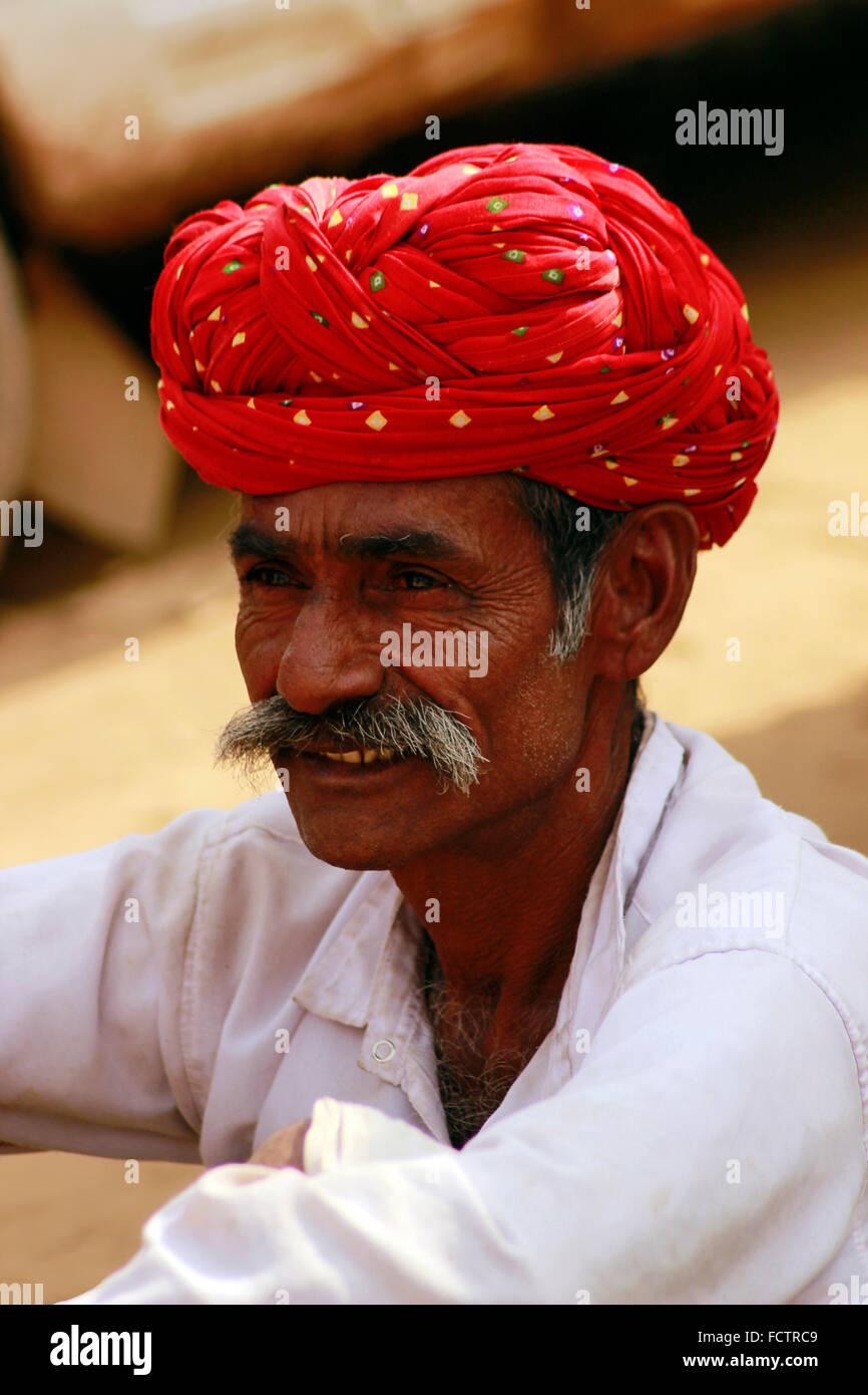 Rajasthani uomo con turbante rosso vicino. Pushkar, Rajasthan, India Foto Stock