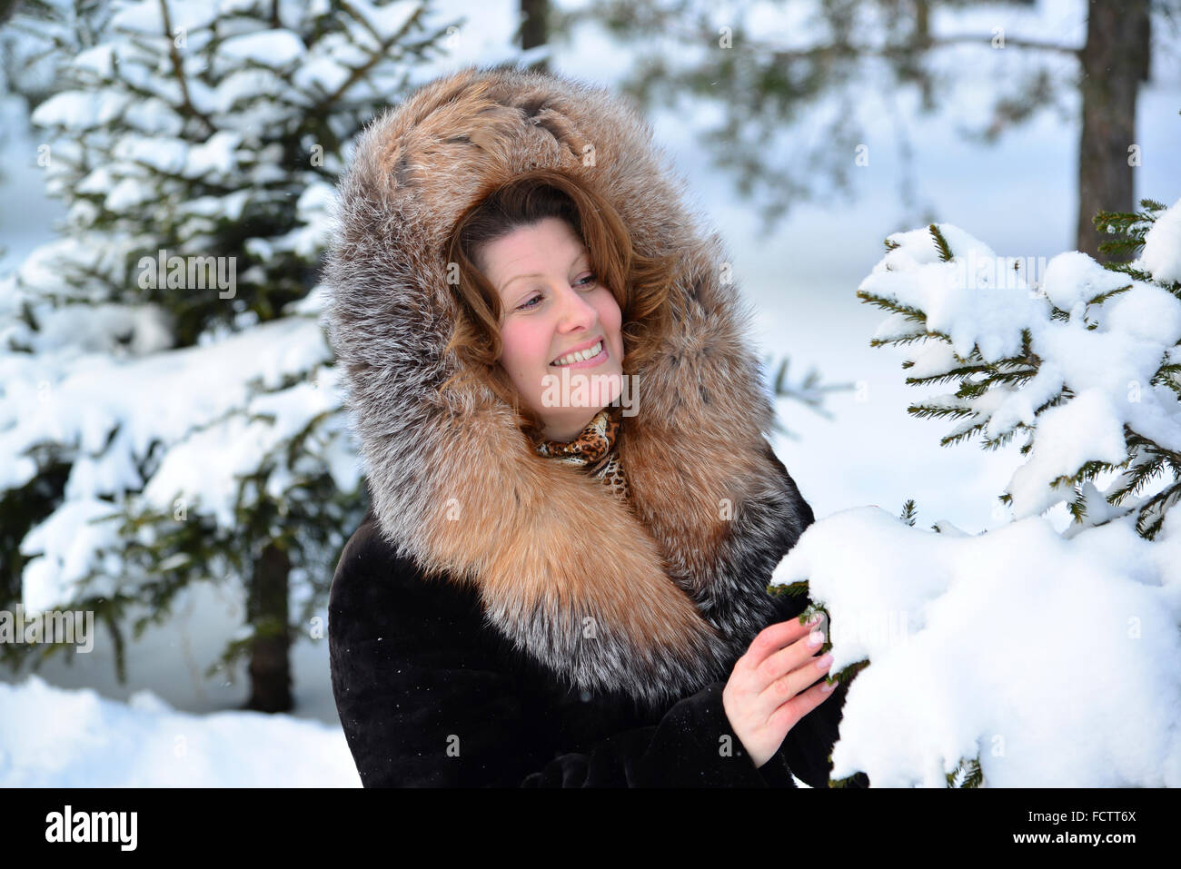 Positivo donna di mezza età in pelliccia al Winter Park Foto Stock