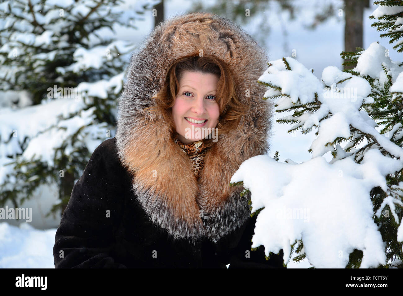 Positivo donna di mezza età in pelliccia al Winter Park Foto Stock