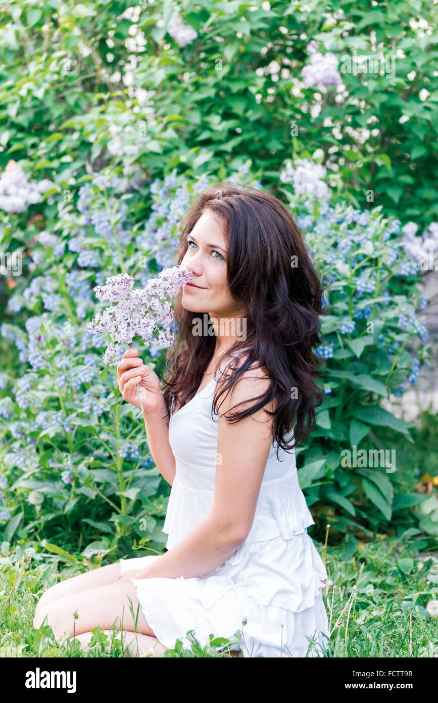 Ritratto della ragazza vicino a fioritura lilla Foto Stock