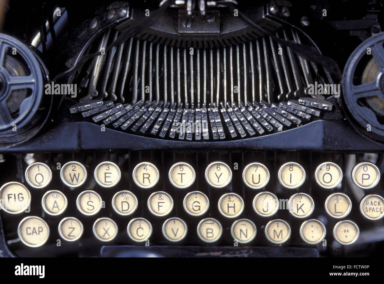 DEU, Germania, Berlino, vecchia macchina da scrivere su un mercatino delle pulci. DEU, Deutschland, Berlino, alte Schreibmaschine auf einem Troedelmarkt. Foto Stock