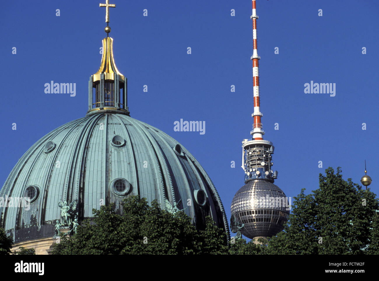 DEU, Germania, Berlino, la vecchia cattedrale di Berlino e la torre della televisione a Alexander square. DEU, Deutschland, Berlino, der Foto Stock