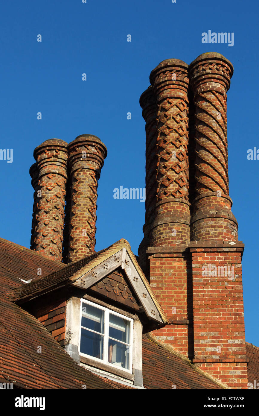 Camini sul vecchio Post House, in Albury, Surrey, Regno Unito - XIX secolo le copie dei disegni e modelli Tudor dall'architetto Augustus Pugin. Foto Stock