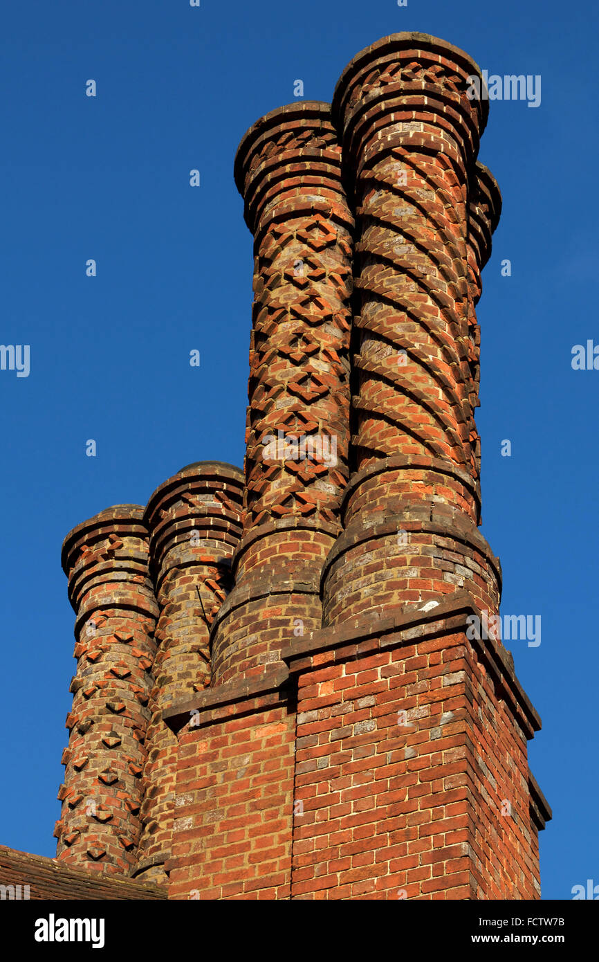 Camini sul vecchio Post House, in Albury, Surrey, Regno Unito - XIX secolo le copie dei disegni e modelli Tudor dall'architetto Augustus Pugin. Foto Stock