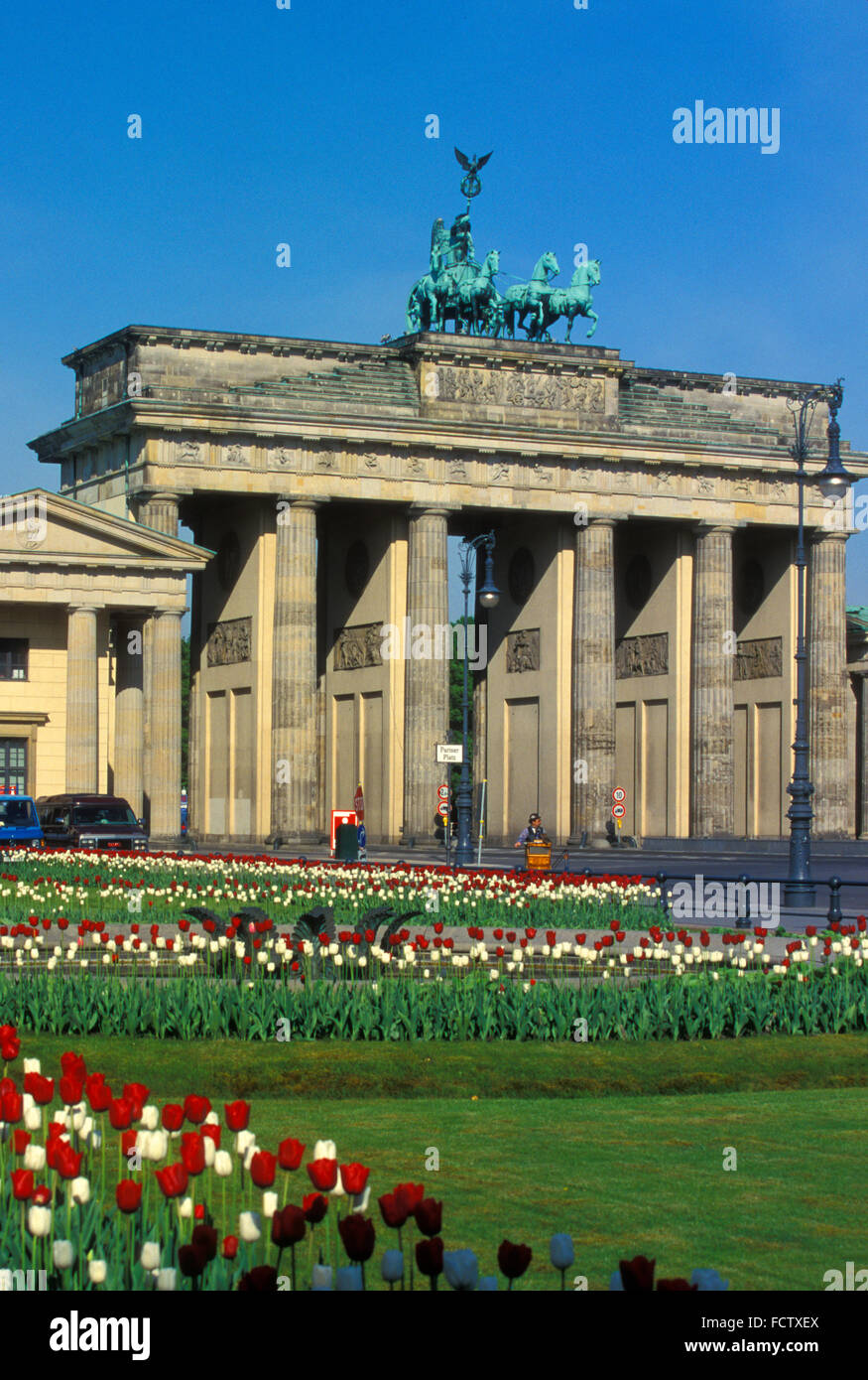 L'Europa, Germania, Berlino, la Porta di Brandeburgo presso la piazza Pariser Platz. Europa, Deutschland, Berlino, das Brandenburger Tor un Foto Stock