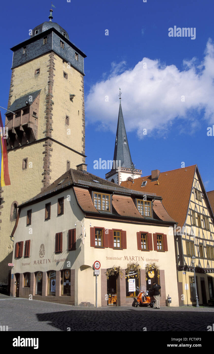 DEU, in Germania, in Baviera, Lohr presso il fiume principale, la torre Bayers e la strada Fischergasse nella parte vecchia della citta'. DEU, Deuts Foto Stock